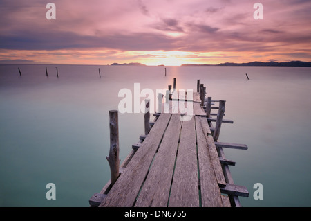 Eine feine Sonnenuntergang im Saonek Village, South Waigeo Bezirk Nord Raja Ampat. Stockfoto