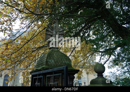 Adler-Statuen auf der Eingang Torpfosten, Landhäuser Stockfoto