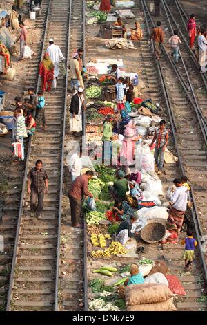Bangladesch. 15 Aug, 2014. Leute kaufen und verkaufen Ware auf die Küche Markt auf der Schiene Linien in Karwan Bazar in der Hauptstadt Dhaka. Stockfoto