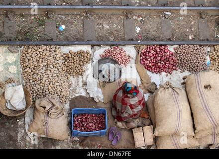 Bangladesch. 15 Aug, 2014. Leute kaufen und verkaufen Ware auf die Küche Markt auf der Schiene Linien in Karwan Bazar in der Hauptstadt Dhaka. Stockfoto