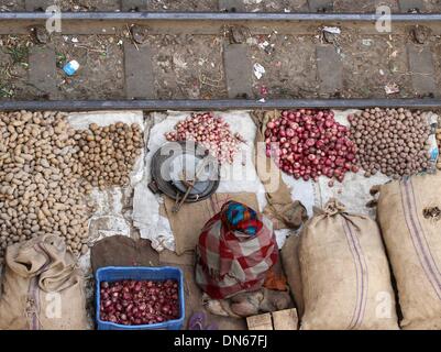 Bangladesch. 15 Aug, 2014. Leute kaufen und verkaufen Ware auf die Küche Markt auf der Schiene Linien in Karwan Bazar in der Hauptstadt Dhaka. Stockfoto