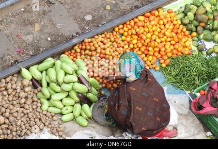Bangladesch. 15 Aug, 2014. Leute kaufen und verkaufen Ware auf die Küche Markt auf der Schiene Linien in Karwan Bazar in der Hauptstadt Dhaka. Stockfoto