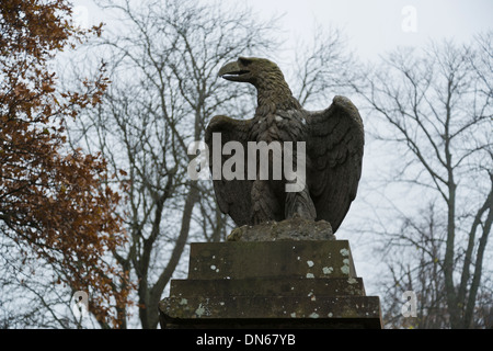 Adler-Statuen auf der Eingang Torpfosten, Landhäuser Stockfoto