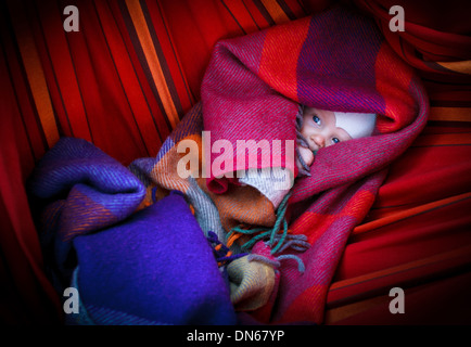 Kleines Baby Hängematte hängen und liegen unter der Decke Stockfoto