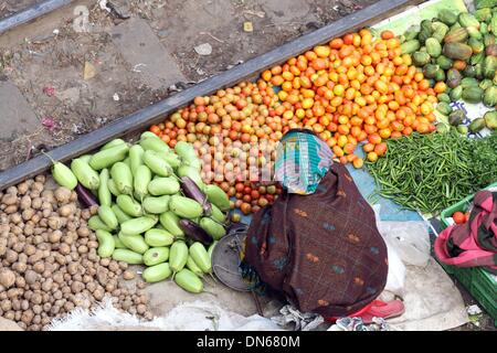 Bangladesch. 15 Aug, 2014. Leute kaufen und verkaufen Ware auf die Küche Markt auf der Schiene Linien in Karwan Bazar in der Hauptstadt Dhaka. Stockfoto