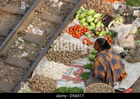 Bangladesch. 15 Aug, 2014. Leute kaufen und verkaufen Ware auf die Küche Markt auf der Schiene Linien in Karwan Bazar in der Hauptstadt Dhaka. Stockfoto
