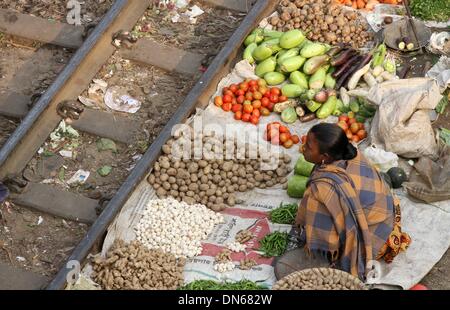 Bangladesch. 15 Aug, 2014. Leute kaufen und verkaufen Ware auf die Küche Markt auf der Schiene Linien in Karwan Bazar in der Hauptstadt Dhaka. Stockfoto