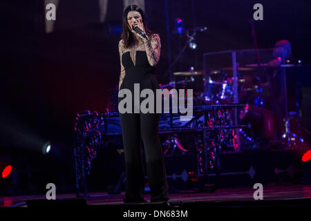 Assago Mailand Italien. 18. Dezember 2013. Der italienische Sänger-Songwriter-Pop star LAURA PAUSINI tritt im Mediolanum Forum während "The Greatest Hits des 20. Jubiläums-World-Tour" Credit: Rodolfo weitertransferiert/Alamy Live News Stockfoto