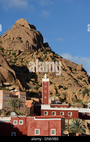 Marokko, bunte Moschee im Dorf Öksüz nahe Tafraoute im Anti-Atlas Stockfoto