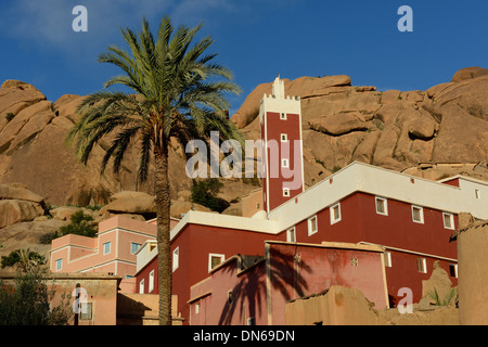 Marokko, bunte Moschee im Dorf Öksüz nahe Tafraoute im Anti-Atlas Stockfoto