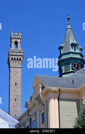 Einen Blick auf das Rathaus-Turm und der Pilgrim Monument in Provincetown, Massachusetts Stockfoto