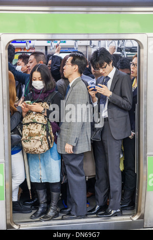 Japan, Honshu, Kanto, Tokio, Shinjuku Station, Rush Hour Massen in U-Bahn Stockfoto