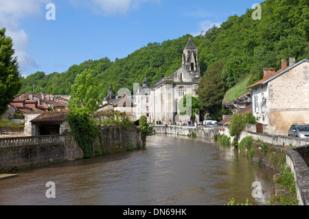 Brantome Abtei und der Fluss Dronne in der kleinen Stadt von Brantome Dordogne Frankreich EU Stockfoto