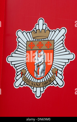 Warwickshire Feuerwehr Wappen auf Feuerwehrauto Stockfoto