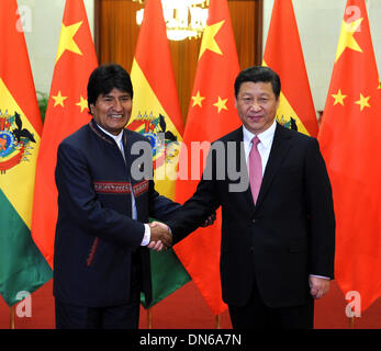 Peking, China. 19. Dezember 2013. Chinese President Xi Jinping (R) schüttelt die Hand mit dem Besuch der bolivianische Präsident Juan Evo Morales Ayma während einer Willkommenszeremonie vor ihrem Treffen in der großen Halle des Volkes in Peking, Hauptstadt von China, 19. Dezember 2013. © Rao Aimin/Xinhua/Alamy Live-Nachrichten Stockfoto