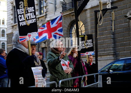 London, UK. 19. Dezember 2013. Eine kleine Anzahl von BNP-Fans versammeln sich vor Old Bailey, wie Urteil über Lee Rigby Fall Aufruf für Wiederherstellung der Todesstrafe angekündigt ist. Bildnachweis: Rachel Megawhat/Alamy Live-Nachrichten Stockfoto