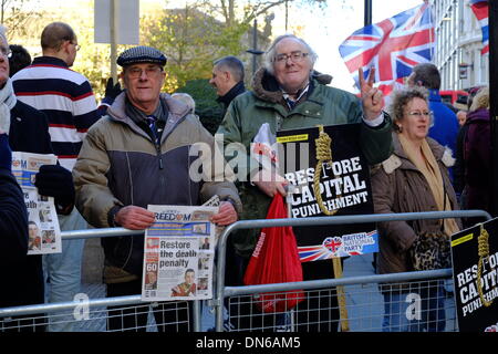 London, UK. 19. Dezember 2013. Eine kleine Anzahl von BNP-Fans versammeln sich vor Old Bailey, wie Urteil über Lee Rigby Fall Aufruf für Wiederherstellung der Todesstrafe angekündigt ist. Bildnachweis: Rachel Megawhat/Alamy Live-Nachrichten Stockfoto