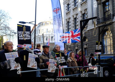 London, UK. 19. Dezember 2013. Eine kleine Anzahl von BNP-Fans versammeln sich vor Old Bailey, wie Urteil über Lee Rigby Fall Aufruf für Wiederherstellung der Todesstrafe angekündigt ist. Bildnachweis: Rachel Megawhat/Alamy Live-Nachrichten Stockfoto