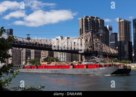 Kahn und Schlepper, die Ed Koch Queensboro Bridge und East River, NYC Stockfoto