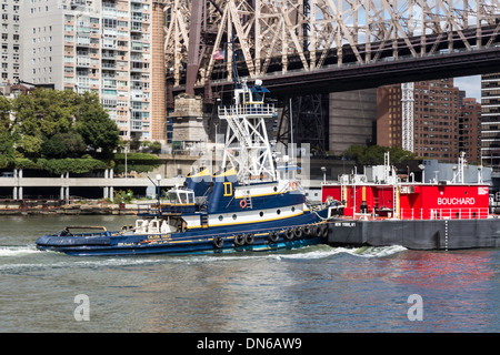 Kahn und Schlepper, die Ed Koch Queensboro Bridge und East River, NYC Stockfoto