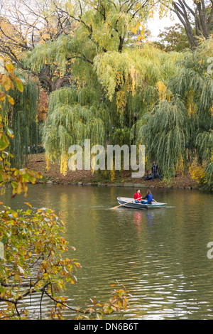 Ruderboote am See mit Herbst Blätter, Central Park, New York Stockfoto