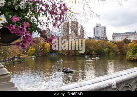 Ruderboote am See mit West Side Manhattan Skyline von Bogenbrücke, Central Park, New York City Stockfoto