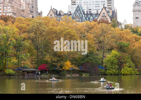 Ruderboote am See mit West Side Manhattan Skyline, Central Park, New York City Stockfoto