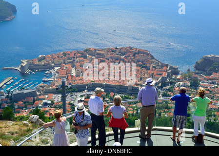 Dubrovnik - Touristen auf die Festungsmauern der Stadt, die von dem Gipfel des Berges Srd, neben der Seilbahn Dubrovnik, Kroatien Stockfoto