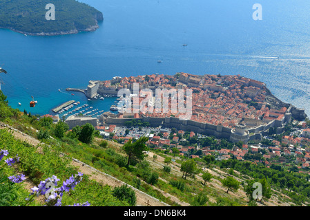 Dubrovnik - Panoramaaussicht auf die Festungsmauern der Stadt, die von dem Gipfel des Berges Srd, neben der Seilbahn Dubrovnik, Kroatien Stockfoto