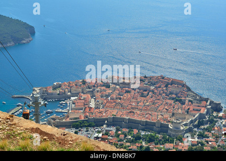 Dubrovnik - Panoramaaussicht auf die Festungsmauern der Stadt, die von dem Gipfel des Berges Srd, neben der Seilbahn Dubrovnik, Kroatien Stockfoto