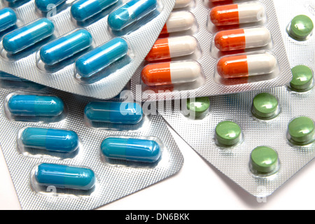 Verschiedene Tabletten in Blisterpackungen, einschließlich Kapseln und Tabletten. Stockfoto