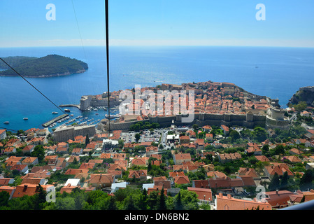 Dubrovnik - Panoramaaussicht auf die Festungsmauern der Stadt, die von dem Gipfel des Berges Srd, neben der Seilbahn Dubrovnik, Kroatien Stockfoto