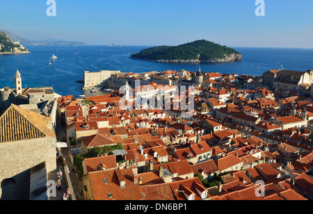 Hohe Blick von der Stadtmauer in Richtung Süden Osten über die Stadt Dubrovnik Stockfoto