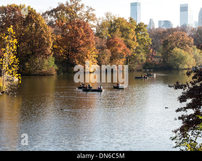 Ruderboote am See mit Midtown Manhattan Skyline, Central Park, New York City Stockfoto