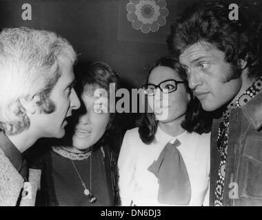 8. Oktober 1971 - Paris, Frankreich - Sängerin NANA MOUSKOURI bei einem Film premiere im Olympia Theatre mit MARCEL AMONT, RIKA ZARAI. Stockfoto