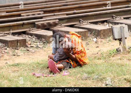 Eine obdachlose Liebe der Mutter ihrem Baby an Kamalapur Bahnhof in Dhaka am 19. Dezember 2013. Stockfoto