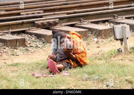 Eine obdachlose Liebe der Mutter ihrem Baby an Kamalapur Bahnhof in Dhaka am 19. Dezember 2013. Stockfoto