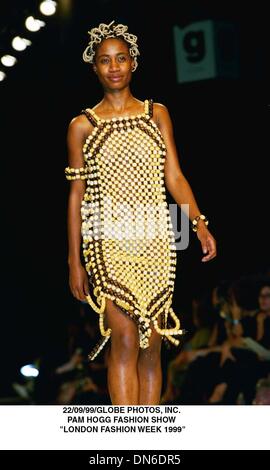 22. September 1999 - London, Vereinigtes Königreich - 22/09/99/rot oder tot Modenschau. " LONDON Fashionweek 1999' (Kredit-Bild: © Globe Photos/ZUMAPRESS.com) Stockfoto