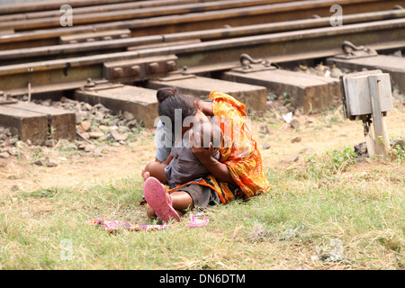 Eine obdachlose Liebe der Mutter ihrem Baby an Kamalapur Bahnhof in Dhaka am 19. Dezember 2013. Stockfoto