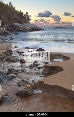 Creek am Sand Strand, Acadia National Park, Bar Harbor, Maine, USA Stockfoto