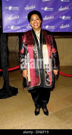 7. März 2002 - Beverly Hills, CALIFORNIA, USA - YVETTE FREEMAN... EINE NACHT IM SARDI. PROMINENTE FÜHREN 'SMOKEY JOE'S CAFE' AM .10TH JÄHRLICHE SPENDENAKTION UND AUSZEICHNUNGEN GALADINNER. BEVERLY HILTON HOTEL, BEVERLY HILLS, KALIFORNIEN. 6. MÄRZ 2002. NINA PROMMER / 2002 K24287NP (Kredit-Bild: © Globe Photos/ZUMAPRESS.com) Stockfoto