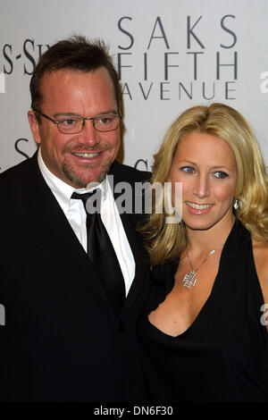 27. März 2002 - Beverly Hills, CALIFORNIA, USA - TOM ARNOLD... " EIN UNVERGESSLICHER ABEND ". SIR ELTON JOHN WAR EIN VORTEIL FÜR CEDARS-SINAI-FORSCHUNG FÜR FRAUEN KREBS GEEHRT. REGENT BEVERLY WILSHIRE HOTEL, BEVERLY HILLS, KALIFORNIEN. 26. MÄRZ 2002. NINA PROMMER / 2002 K24544NP (Kredit-Bild: © Globe Photos/ZUMAPRESS.com) Stockfoto