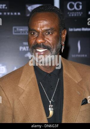 19. November 2002 - Hollywood, Kalifornien, USA - STEVEN WILLIAMS... RICHARD TYLER MODENSCHAU. CELEBRITY CENTER, HOLLYWOOD, CA. NINA PROMMER / 2002 K27169NP (Kredit-Bild: © Globe Photos/ZUMAPRESS.com) Stockfoto