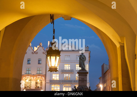 Tuchhallen und Lampe; Krakau; Polen, nachts beleuchtet Stockfoto