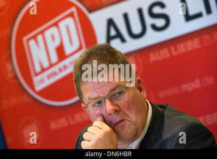 Pampow, Deutschland. 5. Dezember 2013. (Datei) - eine Archiv Bild, datiert 5. Dezember 2013, zeigt ehemaliger Bundesvorsitzender der NPD, Holger Apfel, während einer Pressekonferenz der rechtsextremen Partei in Pampow, Deutschland, 5. Dezember 2013 sitzt. Apfel ist zurückgetreten. Foto: Jens Büttner/Dpa/Alamy Live News Stockfoto