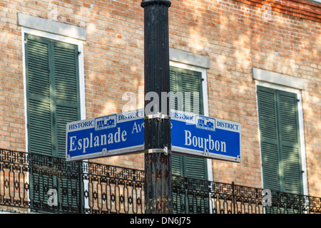 Ein Straßenschild an der Ecke Bourbon St. und Esplanade Ave., gegen eine Mauer im French Quarter von New Orleans, LA Stockfoto