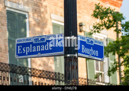 Ein Straßenschild an der Ecke Bourbon Street und Esplanade Avenue im French Quarter von New Orleans, Louisiana Stockfoto