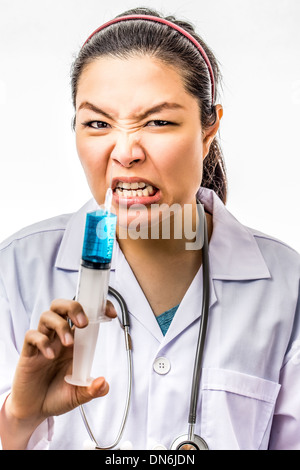 Wütend verrückt asiatischen Arzt mit einer Spritze Stockfoto