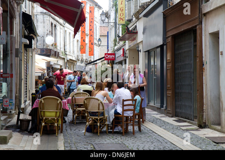 Menschen sitzen in einem Straßencafé in Angoulême im Südwesten Frankreichs. Stockfoto