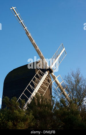 Reigate Windmühle Postmill Kirche in Heide Reigate, Surrey im Dezember mit einem blauen Himmelshintergrund Stockfoto